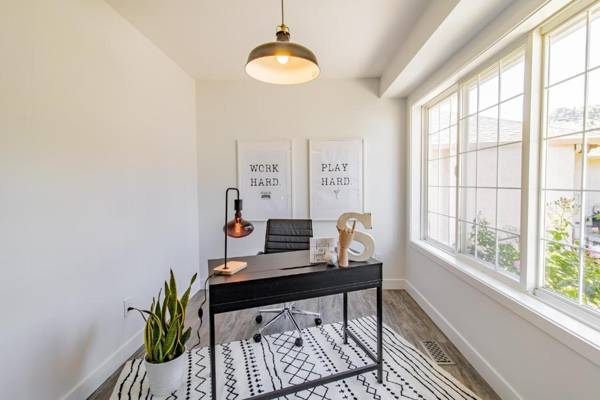 Workspace - Huge 5BR Home with Pool Hot Tub & Games Room