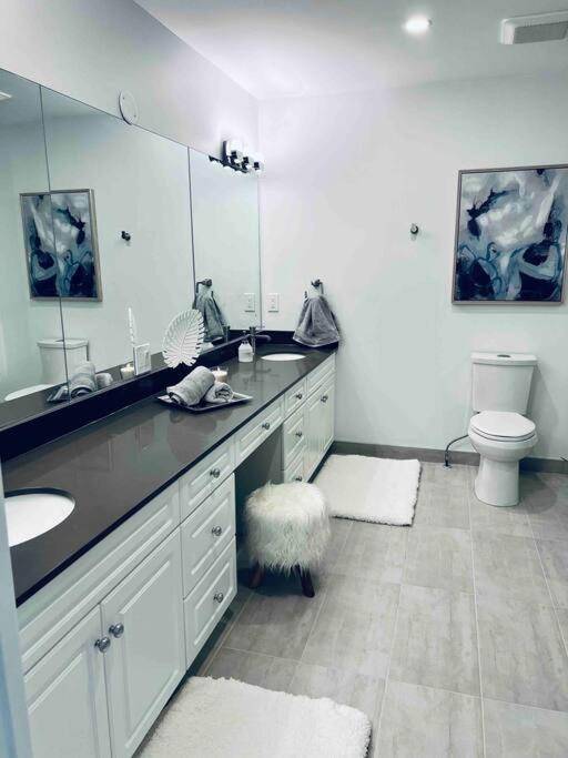 Huge 5BR Home with Pool Hot Tub & Games Room