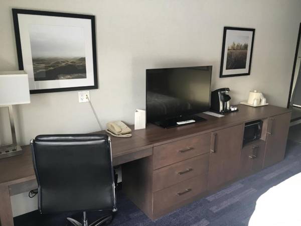 Workspace - Holiday Inn & Suites Grande Prairie an IHG Hotel