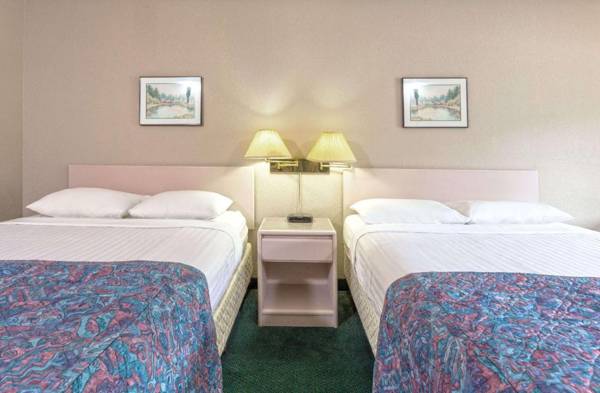 Super 8 by Wyndham Golden