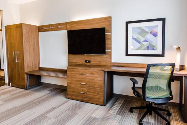 Workspace - Holiday Inn Express & Suites - West Edmonton-Mall Area an IHG Hotel