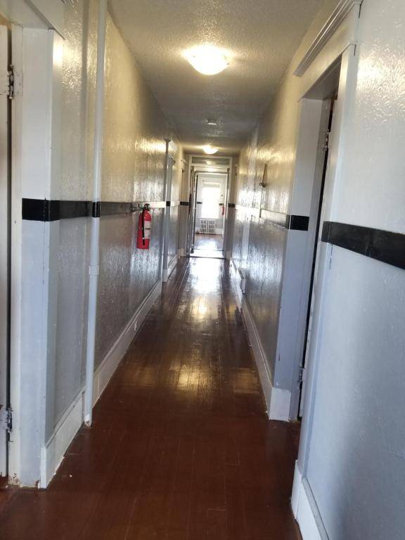 Hotel Dinosaur & Newcastle Bar