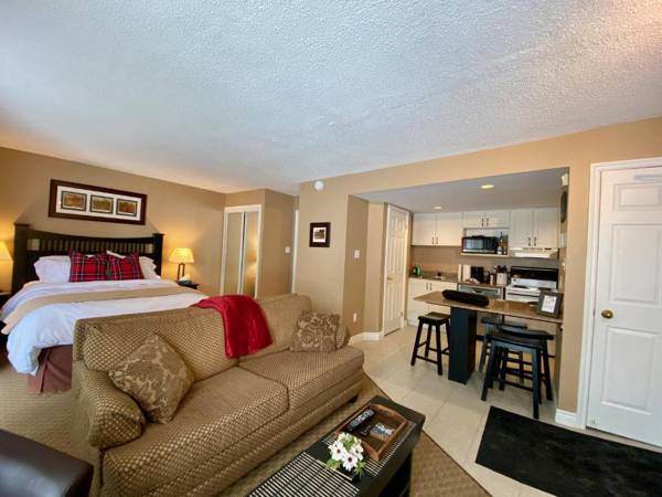 Quiet Hillside Studio - Wifi Pool Close to The Village