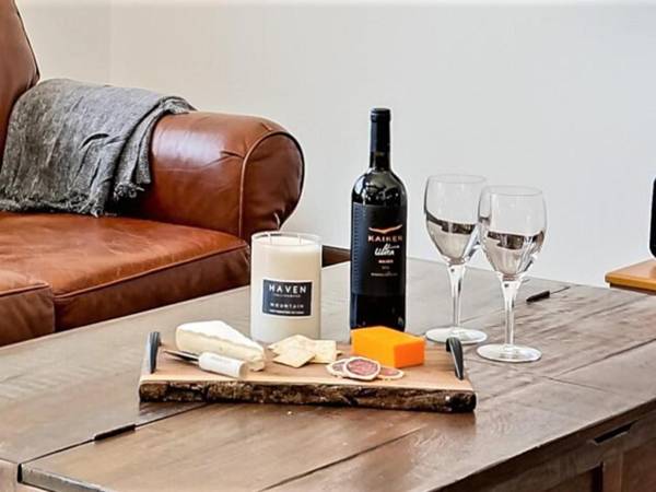 Luxury Mountain Retreat with private hot tub 82958