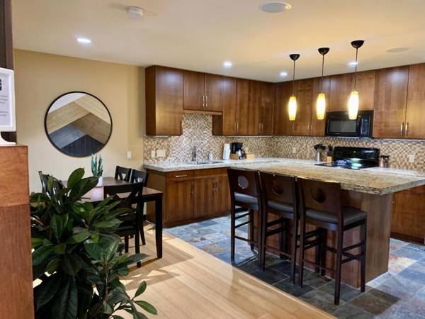 Luxurious Condo with Spa Steam Room & Hot Tub hosted by Fenwick Vacation Rentals