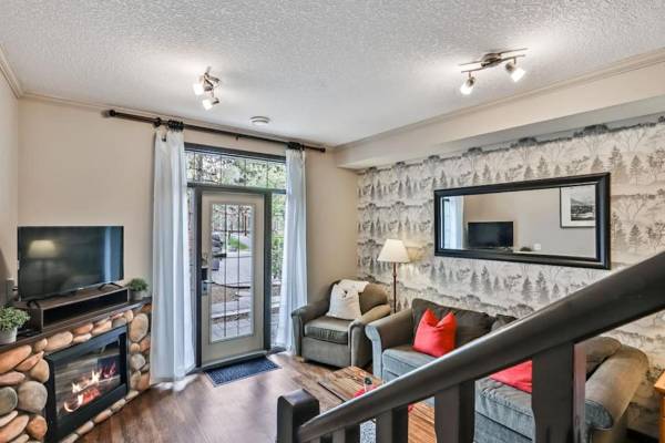 Rocky 2 Bed Townhouse with Hot Tub Pool and BBQ