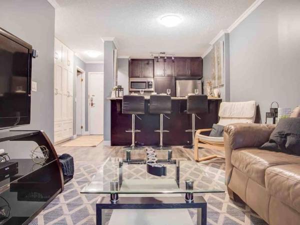 NEW Cozy and Central DT Home w Gym Coffee Parking BBQ