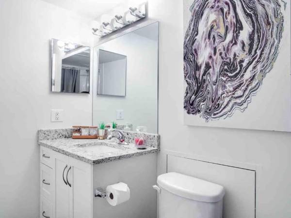 NEW Cozy and Central DT Home w Gym Coffee Parking BBQ