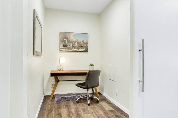 Chic apartment/Private Office 60 inch Smart TV