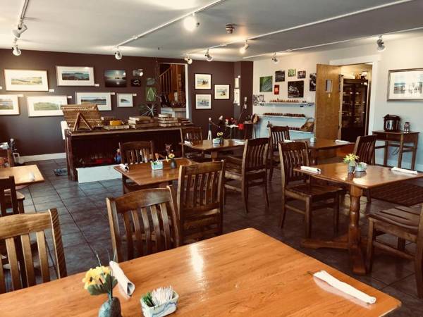 The Water's Edge Inn & Gallery