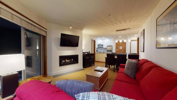 Ski In Ski Out Apartment with Pool and Hot Tub by Harmony Whistler
