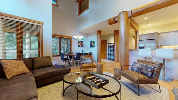 Luxury Mountain Retreat with PRIVATE Hot Tub by Harmony Whistler