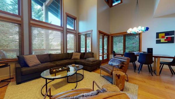 Luxury Mountain Retreat with PRIVATE Hot Tub by Harmony Whistler