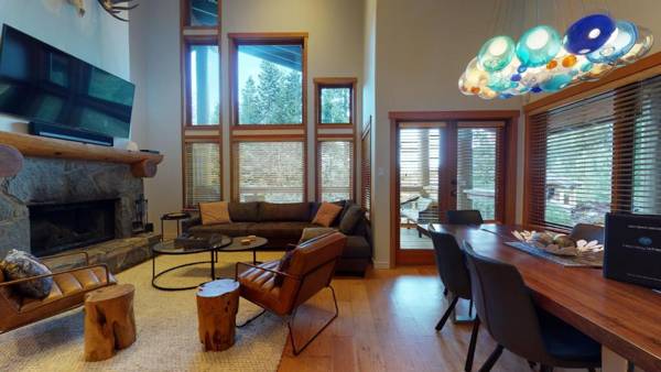 Luxury Mountain Retreat with PRIVATE Hot Tub by Harmony Whistler