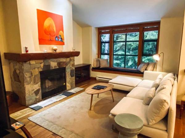 Peaceful Home with PRIVATE Hot Tub and Garage by Harmony Whistler