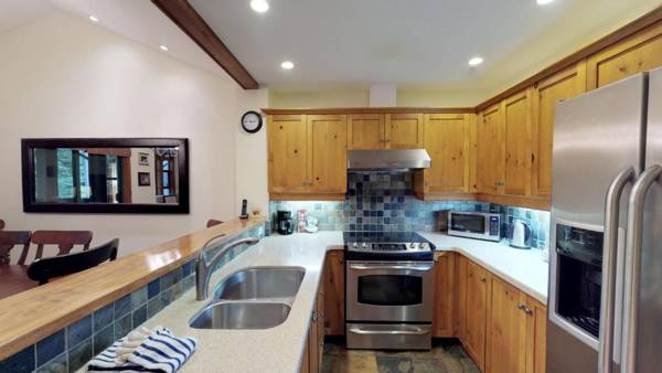 Peaceful Home with PRIVATE Hot Tub and Garage by Harmony Whistler