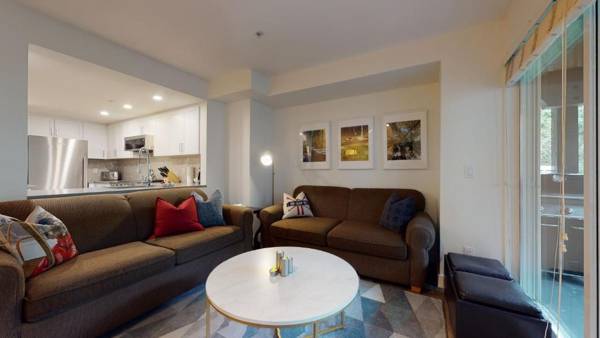 Amazing Village Location with PRIVATE Hot Tub