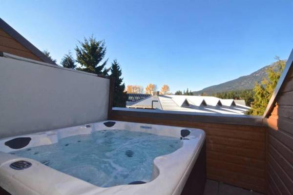Hearthstone Lodge loft Village centre Private Hot tub sleeps 6