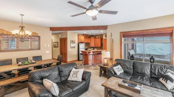 I Spy - Cozy Pet Friendly Ski In Ski Out Condo with Private Hot Tub