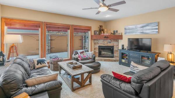 I Spy - Cozy Pet Friendly Ski In Ski Out Condo with Private Hot Tub