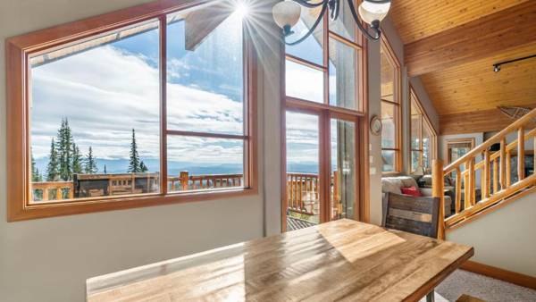 Coyote Creek - Large Ski In Ski Out Chalet with Amazing Views & Private Hot Tub