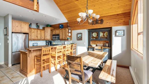 Coyote Creek - Large Ski In Ski Out Chalet with Amazing Views & Private Hot Tub