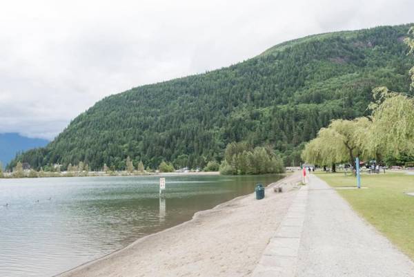 Harrison On The Lake Walkable to Beach and Village