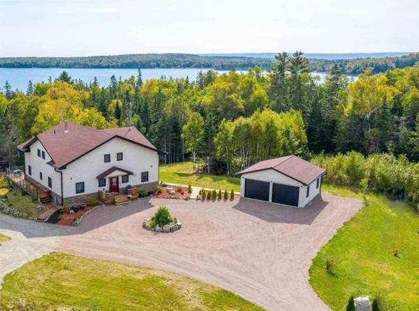 Luxury Cottage Overlooking Bras d'Or Lake