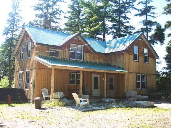 4 Bedroom Cottage on Manitoulin Island Next to Sand Beaches!