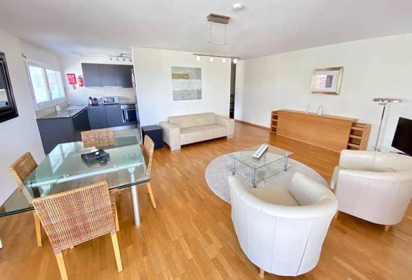 Modern bright and spacious 3 bedrooms 2 bathrooms
