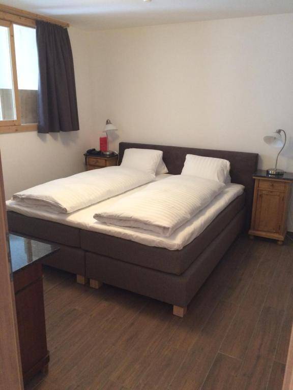 Carlton-Europe Vintage Adults Hotel