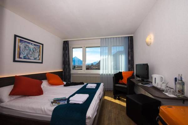 Hotel Merkur - West Station Lodge