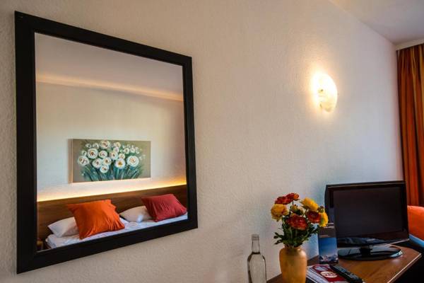 Hotel Merkur - West Station Lodge
