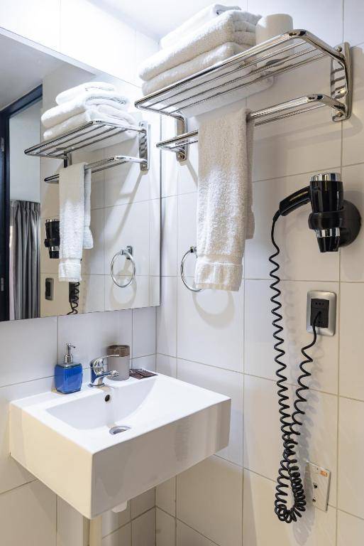 Tribeca Gold W/ Smart TV Parking Metro & AC