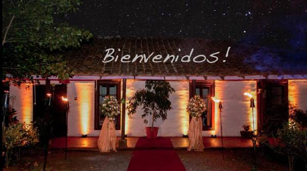 La Casa de Adobe Natural y Más