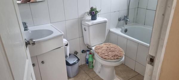 Casa Hostal Habitación con baño privado estacionamiento y desayuno a pasos de Av san Juan