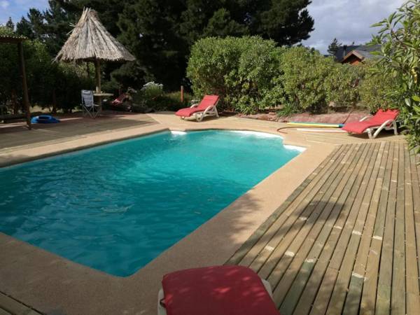 lodge con piscina privada parcela de campo.