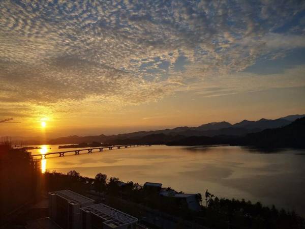 HZ千岛湖［半山·听涧］千岛湖大桥巨幕湖景，绝美落日，LOFT高层独立两居室，免费停车&网络，近高铁