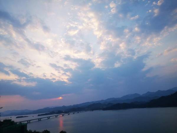 HZ千岛湖［半山·听涧］千岛湖大桥巨幕湖景，绝美落日，LOFT高层独立两居室，免费停车&网络，近高铁