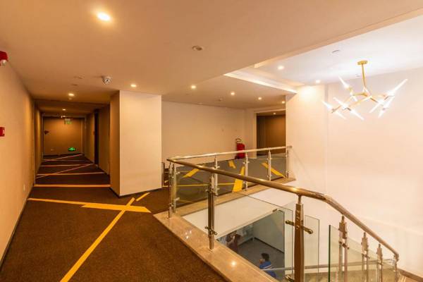 IU Hotels· Wuhan Hanyang Avenue Huangjinkou Metro Station