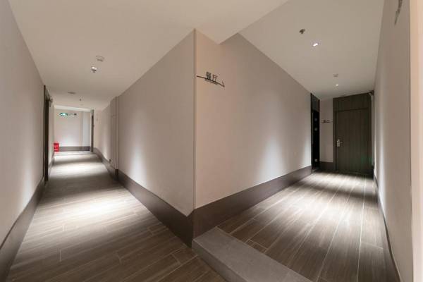 Hanting Hotel Wuhan Guanggu Jinronggang North Metro Station