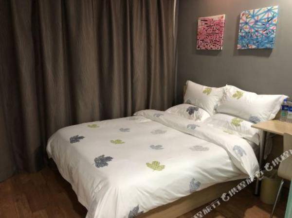 Ye Zi Shui Jing Jiu Dian (Huo Che Zhan Chao Yang Jie Dian )