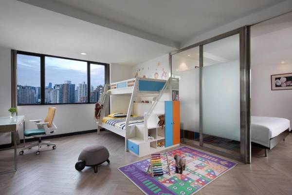 Workspace - Holiday Inn Shanghai Vista an IHG Hotel