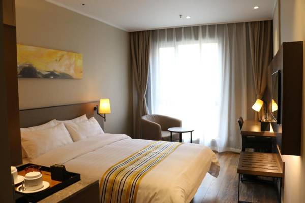 Home Inn Plus Shanghai People's Square East Jinling Road