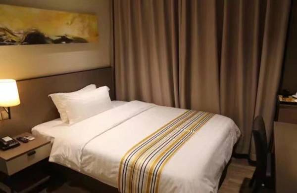 Home Inn Plus Shanghai Huaihai Road Sinan Road