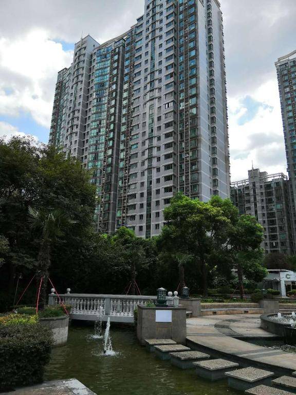 Pink International Youth Hostel