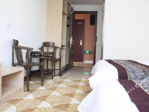 Shang Hai Fu Rao Shang Wu Jiu Dian Wai Tan Cheng Huang Miao Dian