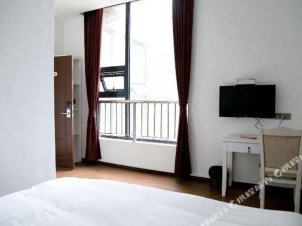 Half Past Eight Hotel