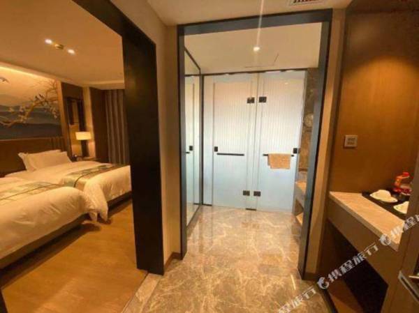 Huhua International Hotel (Shanghai Heqing Road)