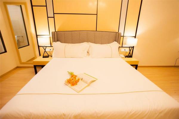 Resplendent Luxury Hotel (QingDao Carvinal)